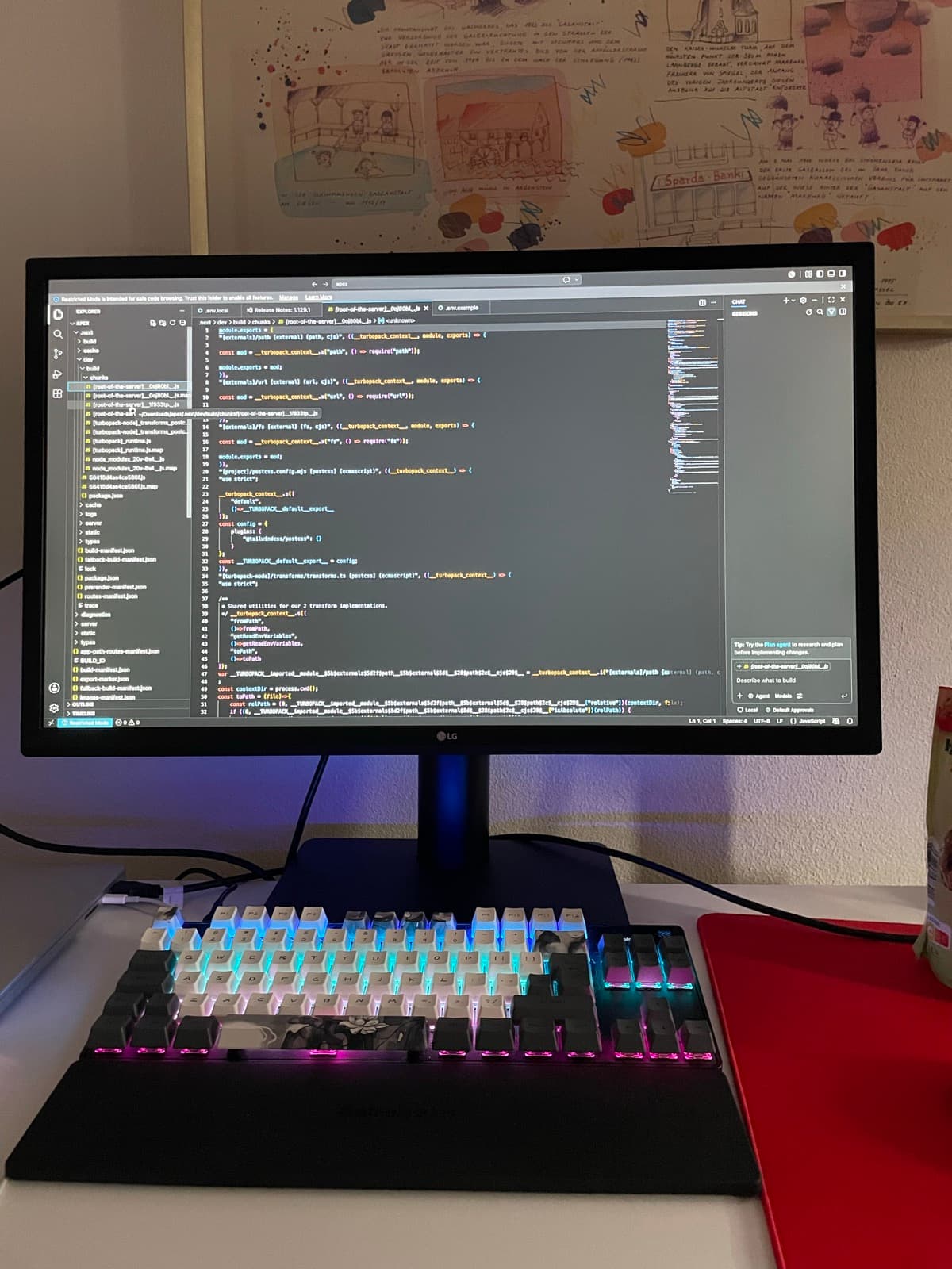 Schreibtisch mit Monitor und Code — hier entsteht Scooly