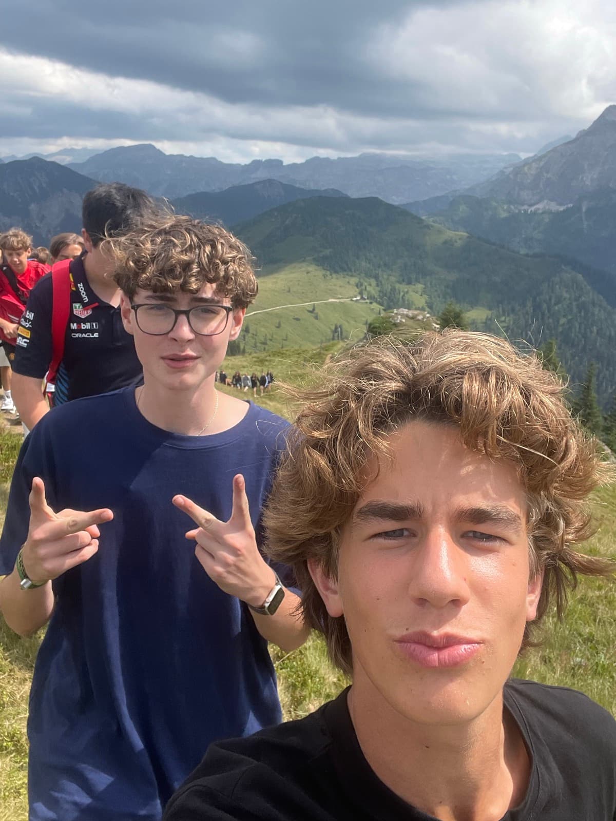 Elias mit einem Mitschüler beim Wandern in den Bergen