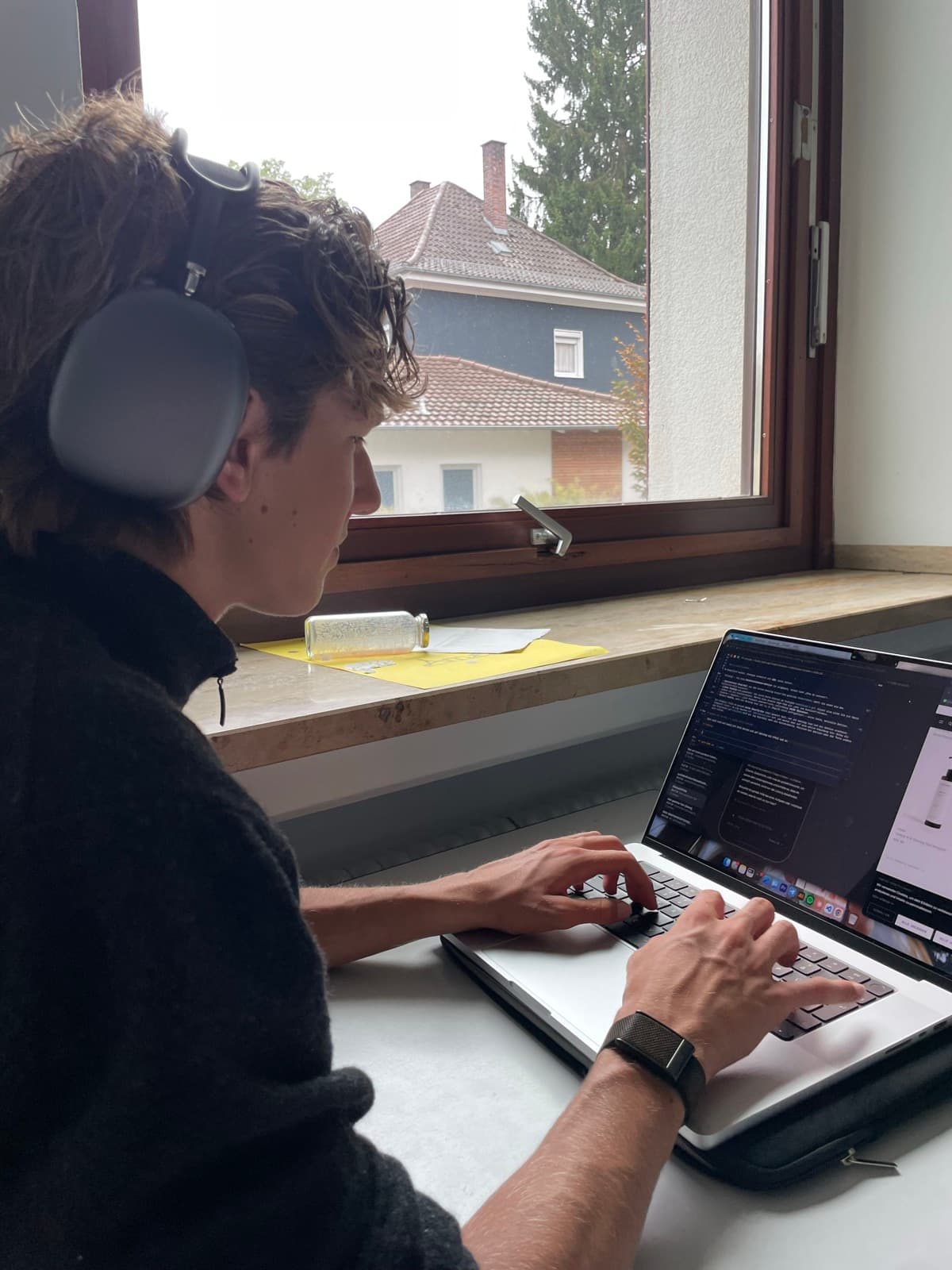 Elias, Gründer von Scooly, beim Arbeiten an Scooly am Laptop